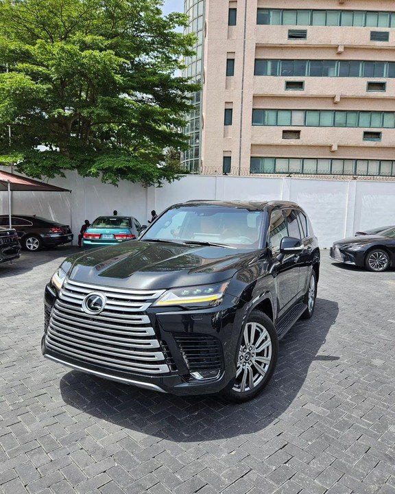 Lexus LX600 1