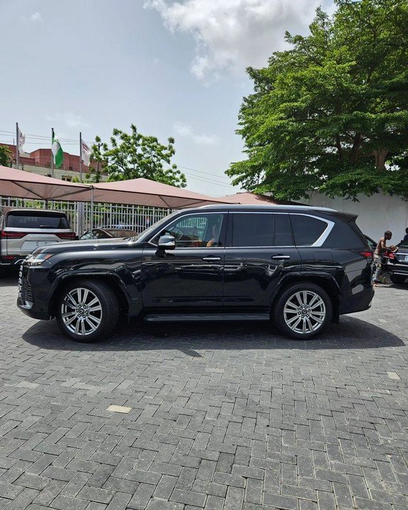 Lexus LX600 4