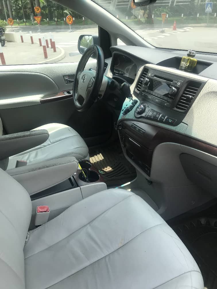 Toyota Sienna 4